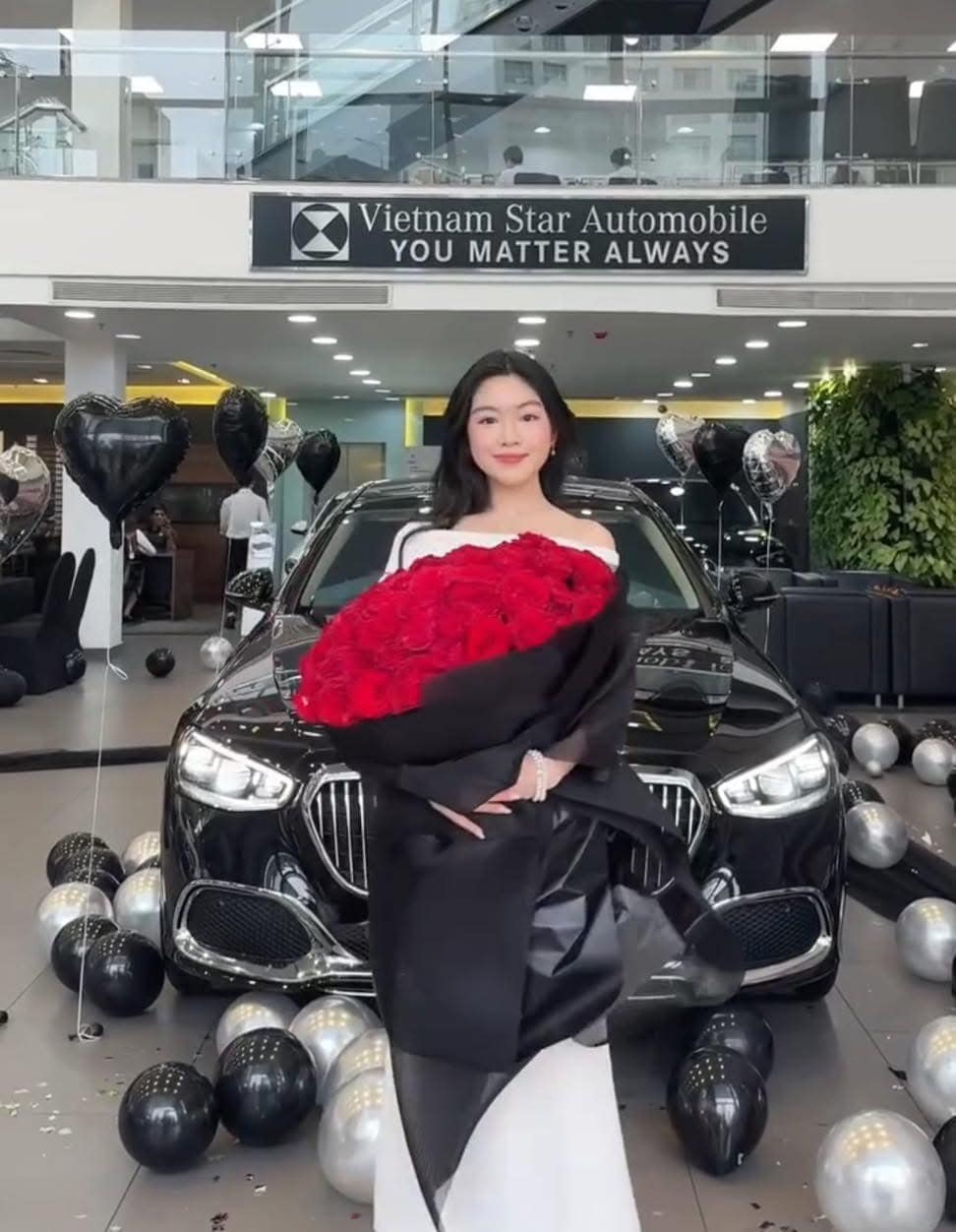 Con gái Quyền Linh tậu xe sang tiền tỷ ở tuổi 19
