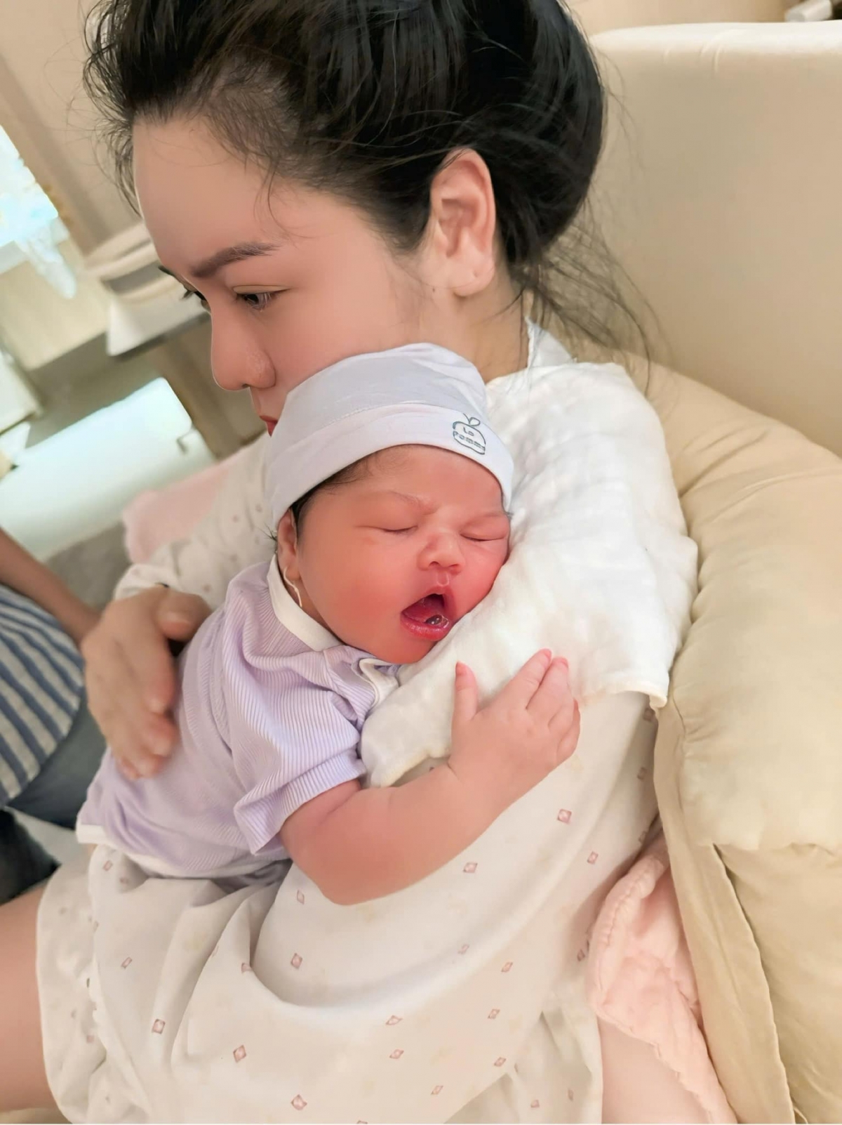 Nhật Kim Anh tiết lộ đã giảm 14kg sau một tháng sinh con thứ hai. Trước đó, trong thai kỳ, cô tăng gần 30kg và phải tuân thủ chế độ ăn uống nghiêm ngặt do bị tiểu đường thai kỳ. 