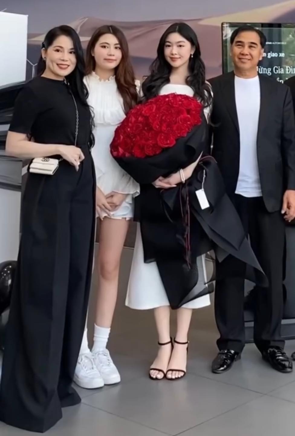 Trong buổi nhận xe, Lọ Lem xuất hiện cùng bố mẹ - MC Quyền Linh, doanh nhân Dạ Thảo và em gái Hạt Dẻ