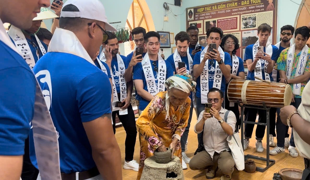 Các thí sinh đang xem nghệ nhân làm gốm