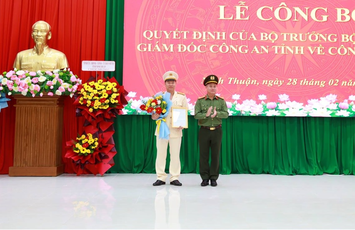 Đại tá Lê Quang Dũng, Phó Giám đốc Công an tỉnh được thăng cấp bậc hàm từ Thượng tá lên Đại tá. Ảnh: CANT