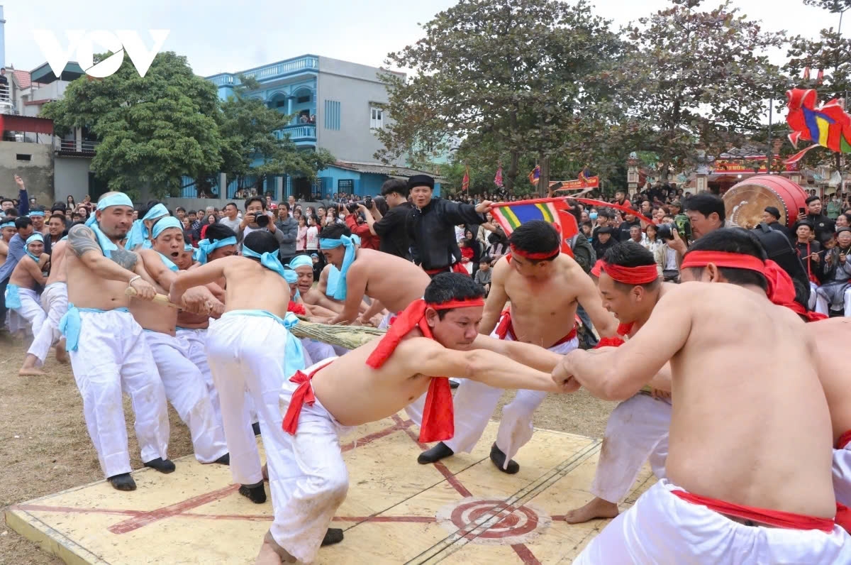 To ensure the tug-of-war proceeds smoothly, the villagers also create two horizontal bars, symbolizing the East and West directions, which serve as fulcrum points for participants to grip while pulling.