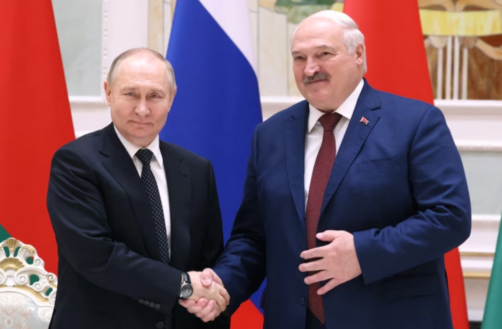 Tổng thống Nga Vladimir Putin và người đồng cấp Belarus Alexander Lukashenko tại hội nghị thượng đỉnh ở Minsk ngày 6/12/2024. (Ảnh: Reuters)