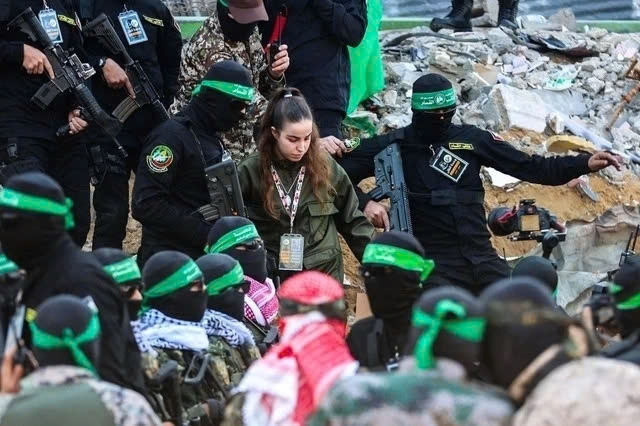 Một con tin được Hamas trao trả tự do ngày 30/1 (Ảnh: AFP)