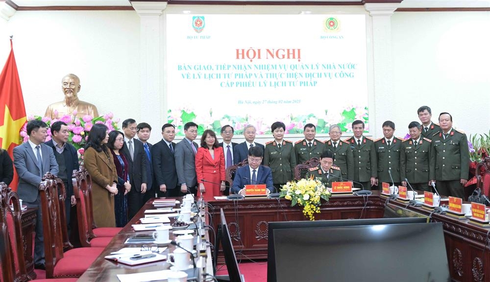 Tại Hội nghị, Thứ trưởng Lê Quốc Hùng và Thứ trưởng Nguyễn Thanh Tịnh đã ký Biên bản bàn giao việc tiếp nhận nhiệm vụ quản lý Nhà nước về lý lịch tư pháp giữa Bộ Tư pháp và Bộ Công an.