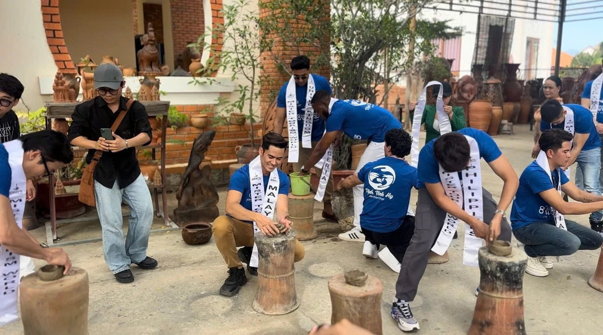  Các thí sinh trải nghiệm làm gốm 