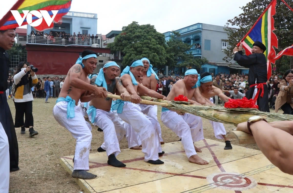 The tug-of-war teams consist of strong young men from the village, and they are divided into two sides: East and West. Each team has 35 men aged 30-37, who are in good health and have no recent family mourning. Accompanying the competition are village elders playing gongs and drums, four flag bearers, and four referees responsible for overseeing the event.