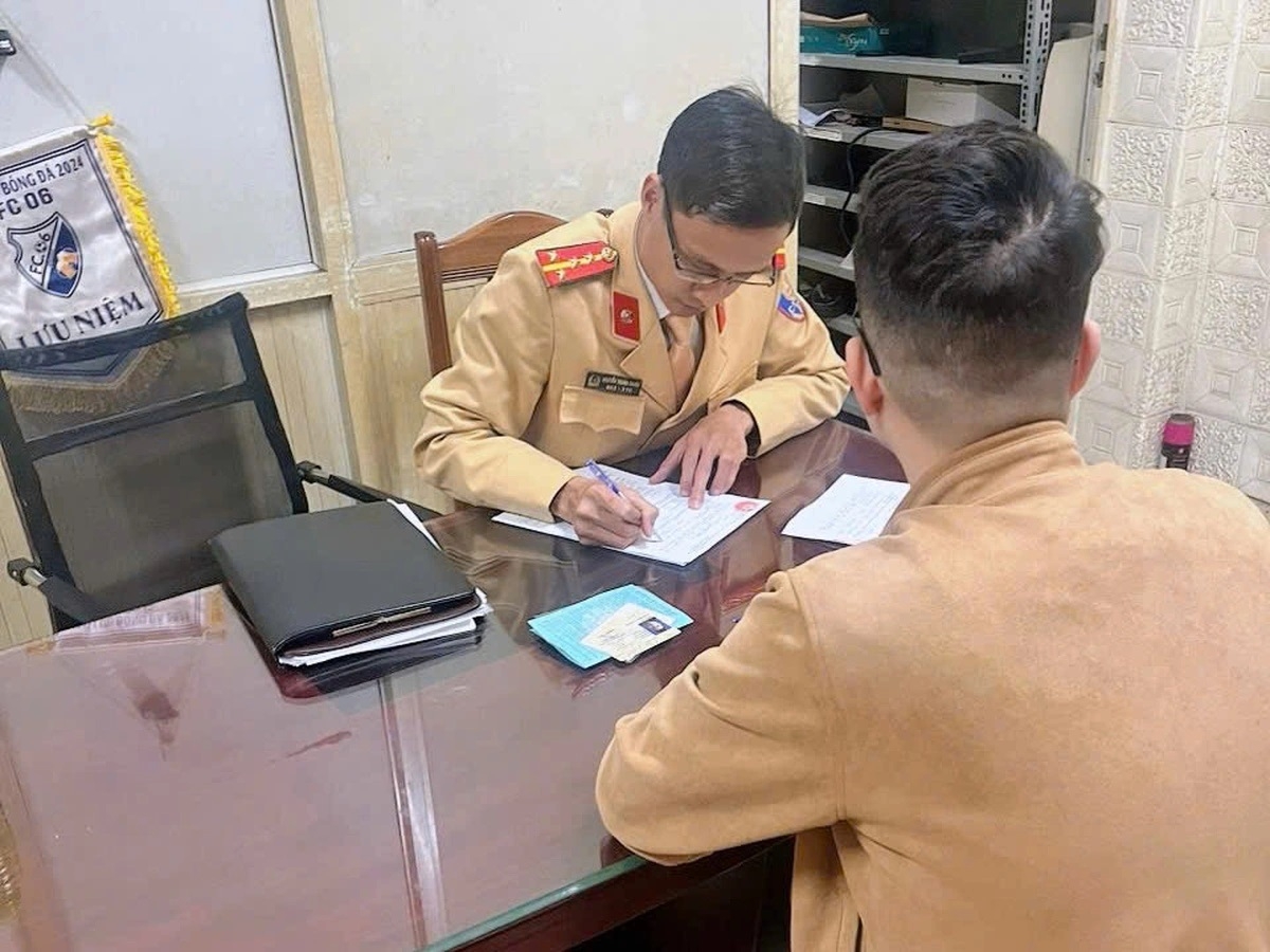 Nam tài xế làm việc với cảnh sát giao thông - Ảnh: Đ.T.