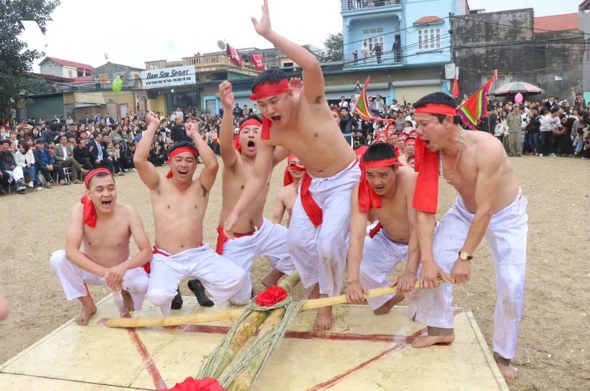 The two teams compete in three rounds of tug-of-war, with villagers gathering around, cheering and encouraging them. During the third round, the crowd rushes in to help the East team win, believing that if the East triumphs, the village deity will bless them with a bountiful harvest.