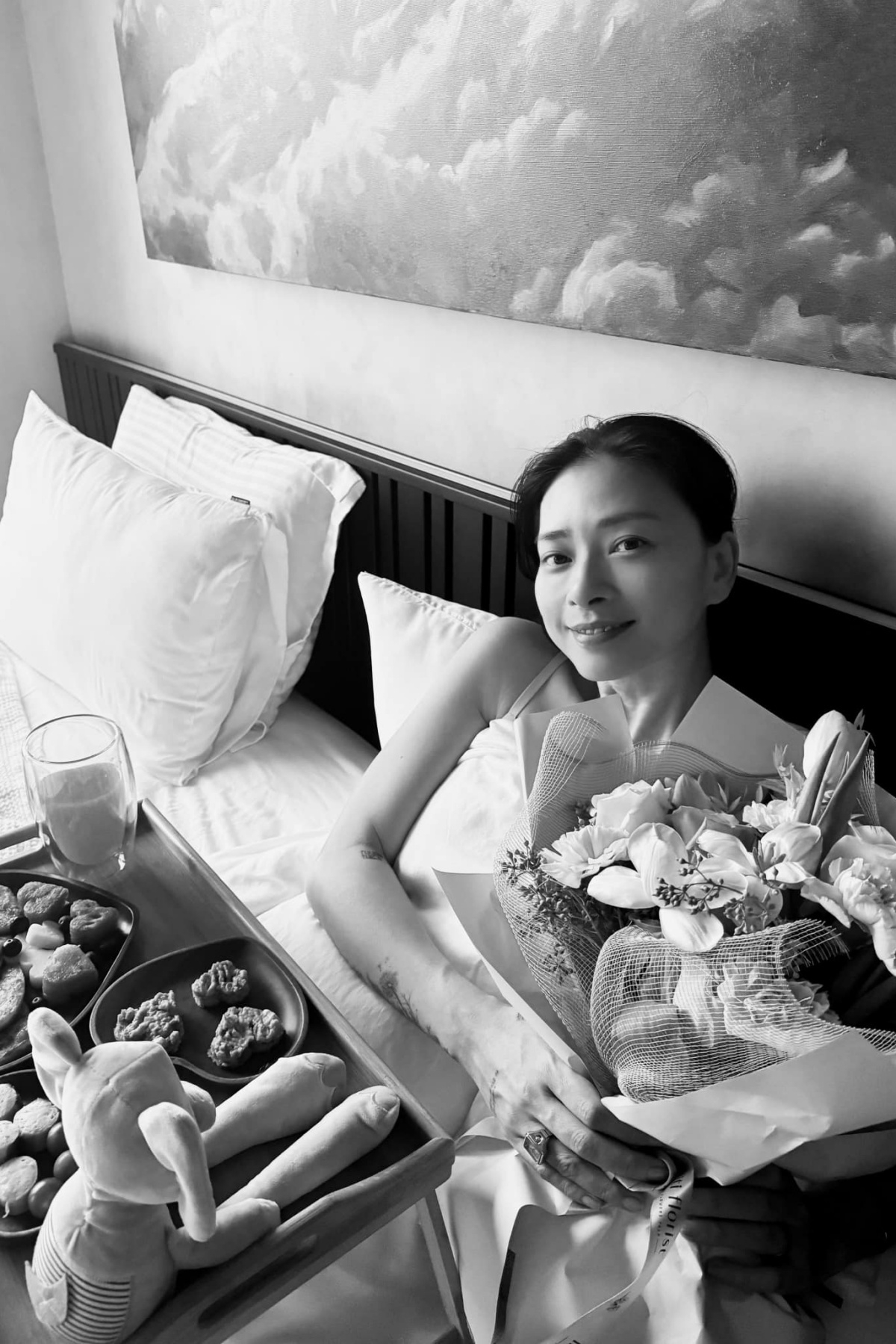 Ngô Thanh Vân được ông xã Huy Trần tặng quà Valentine khi còn ngái ngủ. “Cảm ơn chồng vì những điều tinh tế đáng yêu, đem đến cho vợ nhiều hạnh phúc hơn bất cứ thứ quà cáp xa xỉ nào”, cô bày tỏ.