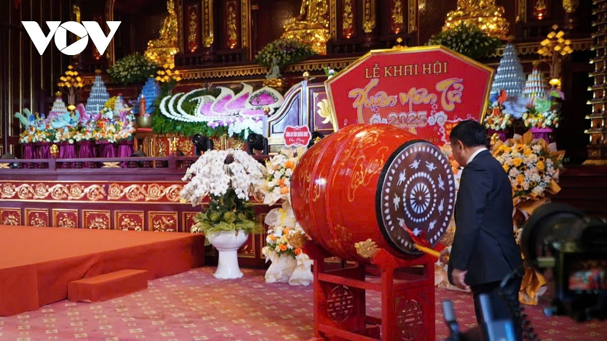 Mai Vu Tuan, secretary of the Uong Bi City Party Committee, beats the drum to officially open the 2025 Yen Tu Spring Festival.