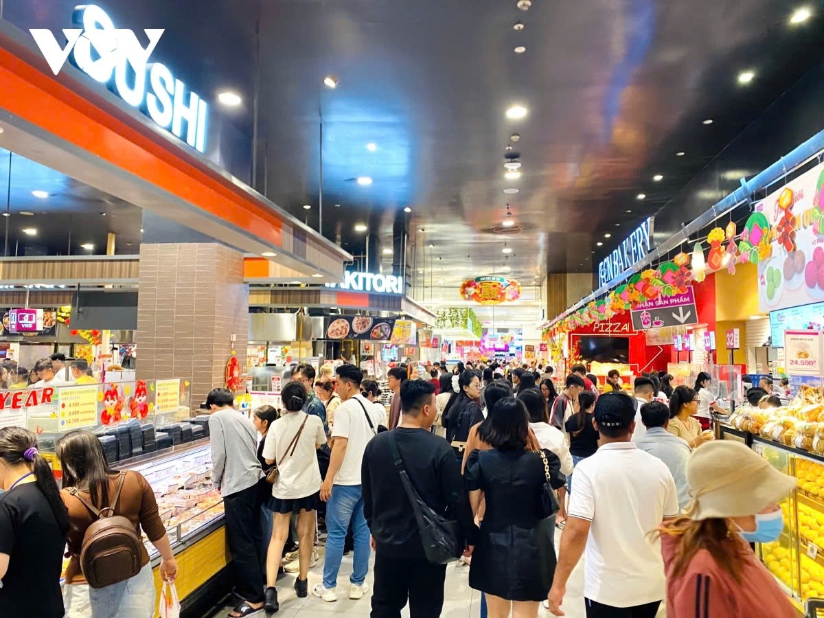 Shoppers say they choose large shopping malls that cater to their diverse tastes in the same place.