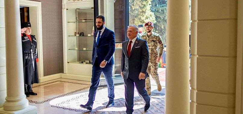 Quốc vương Abdullah II của Jordan (phải) gặp Tổng thống Syria Ahmed Al-Sharaa (trái). Ảnh: Anadolu Agency