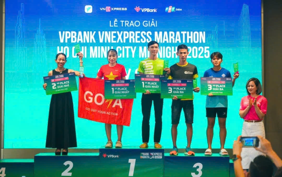 Bà Nguyễn Thuỳ Dương - Giám đốc Trung tâm Truyền thông và Tiếp thị VPBank trao giải cho các VĐV đoạt giải