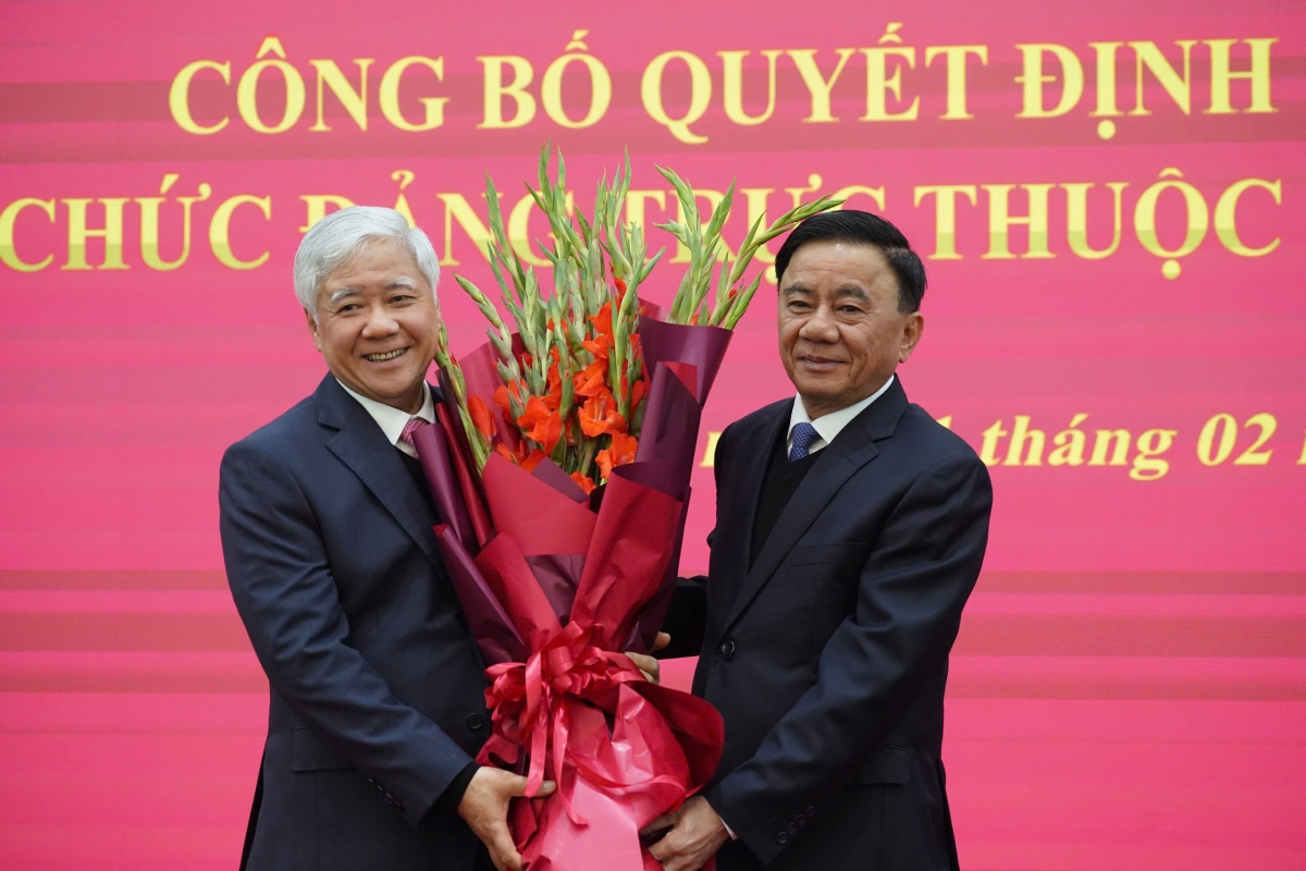Thường trực Ban Bí thư Trần Cẩm Tú tặng hoa chúc mừng ông Đỗ Văn Chiến, Chủ tịch Ủy ban Trung ương MTTQ Việt Nam