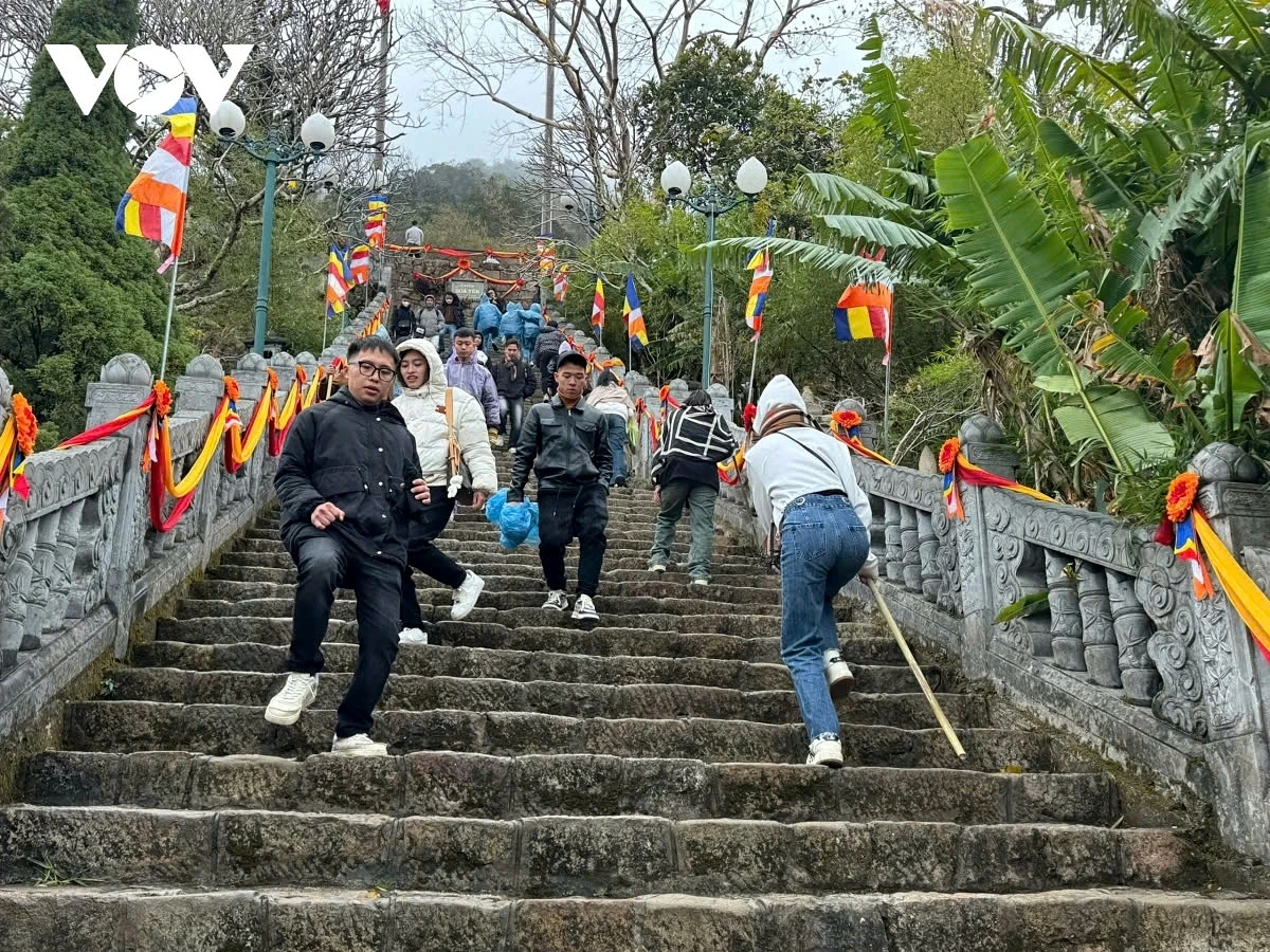 After the spiritual rituals, people begin their pilgrimage up Yen Tu Mountain, expressing reverence and gratitude for the merits of Emperor-turned-Monk Tran Nhan Tong.