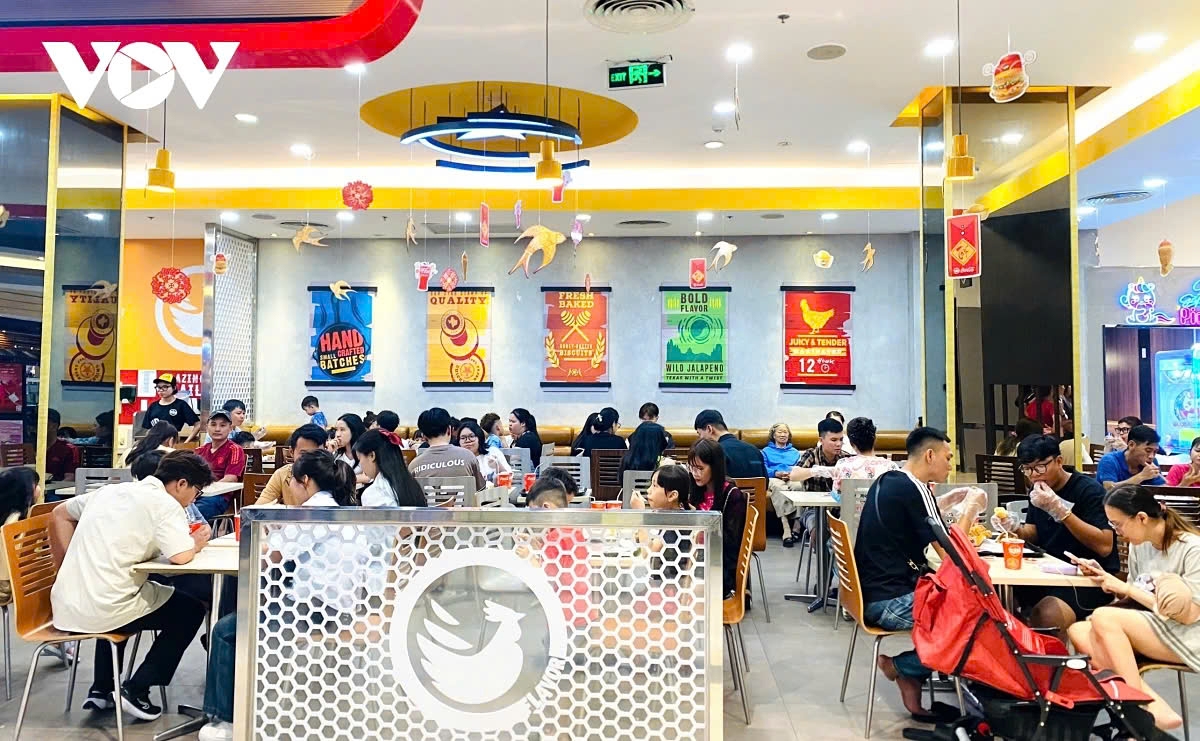 Though it is crowded, diners are all happy to wait for their dishes due to time-consuming services.
