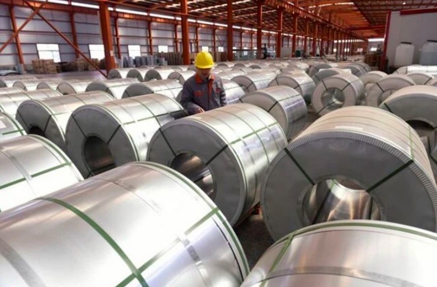 Công nhân kiểm tra các thanh cuộn nhôm tại nhà kho trong khu công nghiệp ở Tân Châu, tỉnh Sơn Đông, Trung Quốc (Ảnh: REUTERS/TTXVN)