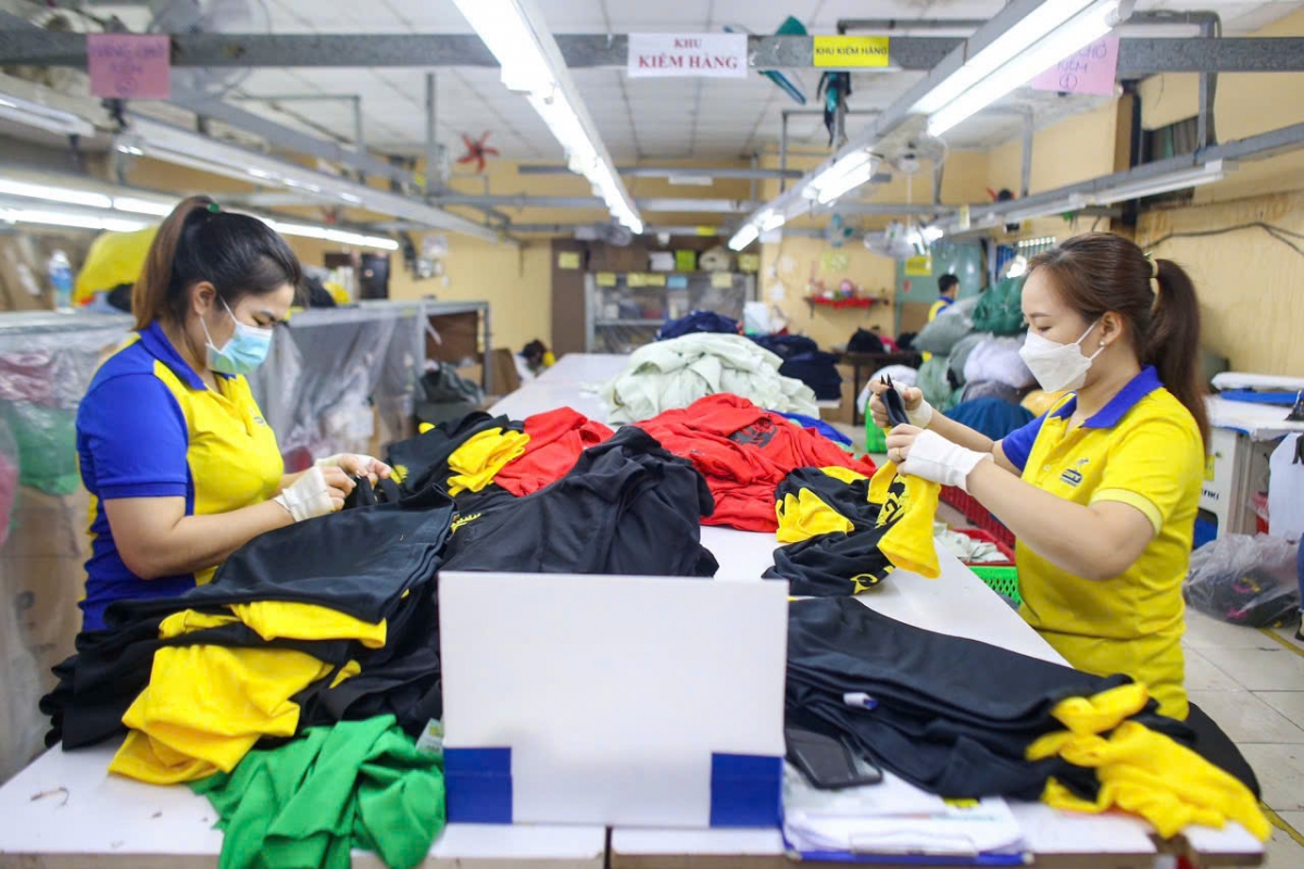 Công nhân đang hòa thiện khâu cuối cùng của sản phẩm xuất khẩu