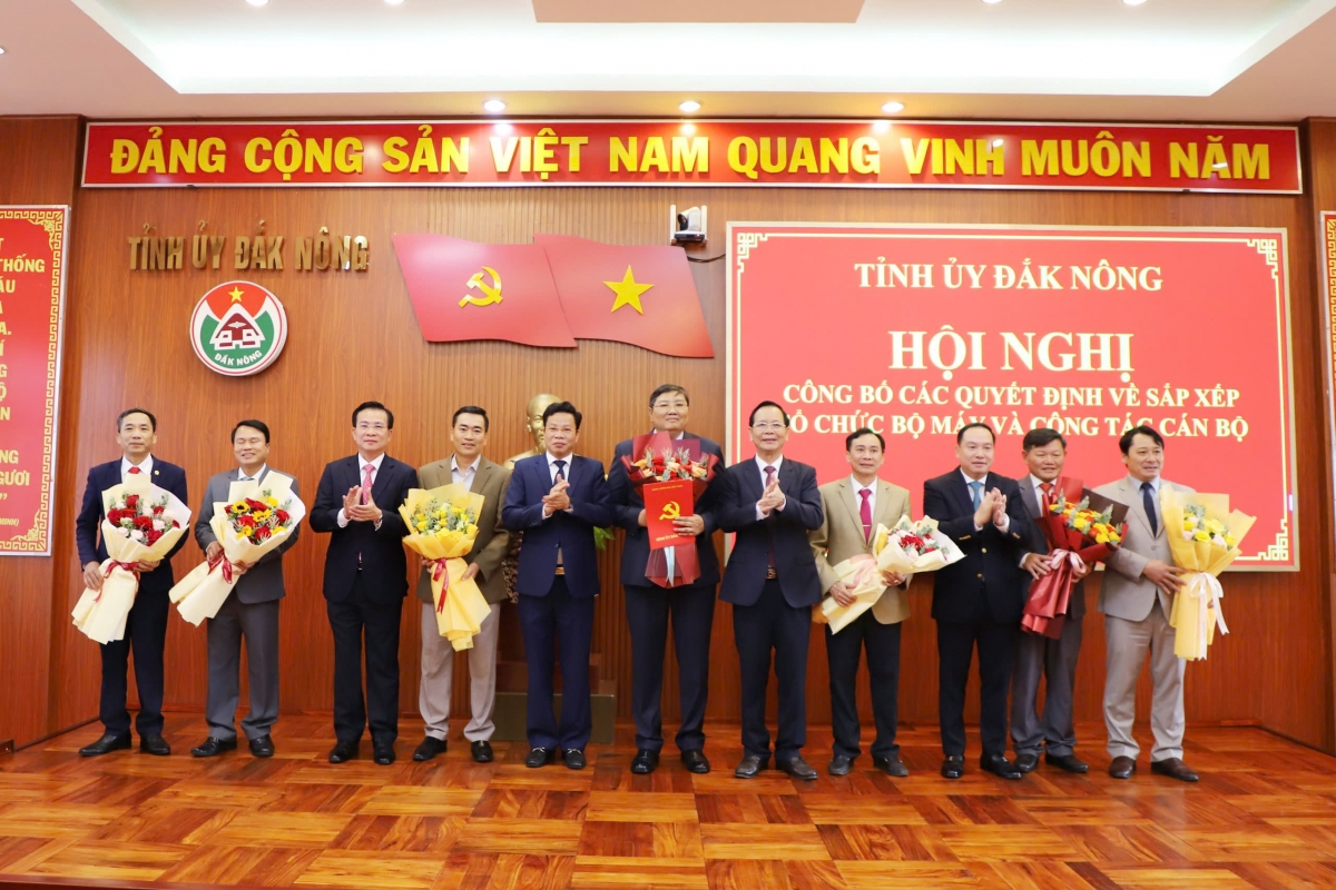 Thường trực Tỉnh ủy Đắk Nông tặng hoa lãnh đạo Ban Tuyên giáo và Dân vận Tỉnh ủy Đắk Nông.