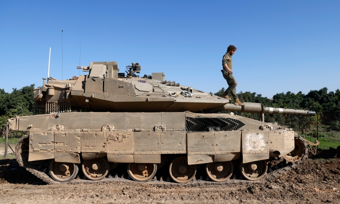 Xe tăng Israel gần biên giới Israel - Lebanon hôm 3/12. Ảnh: AFP