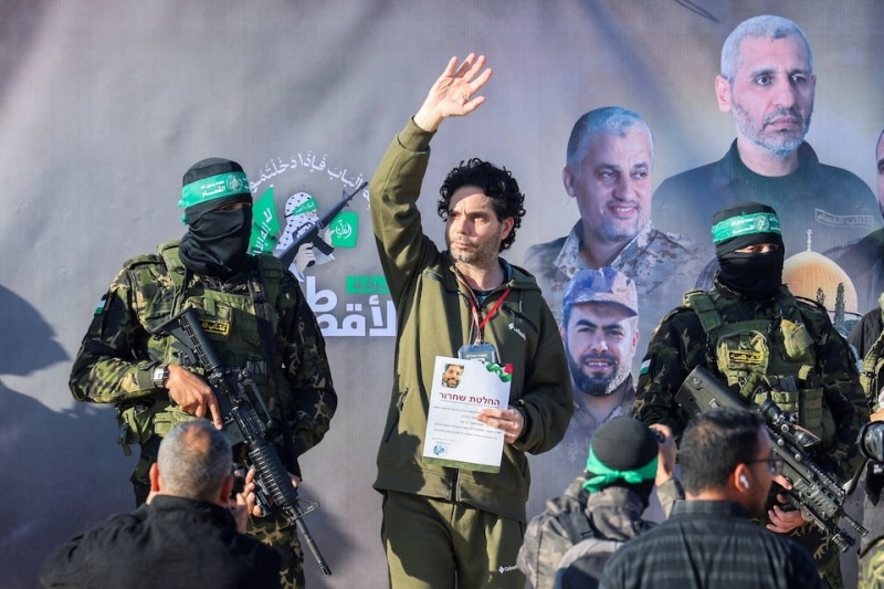 Một con tin bị giam giữ ở Gaza, được trao trả ngày 1/2 (Ảnh: Reuters)