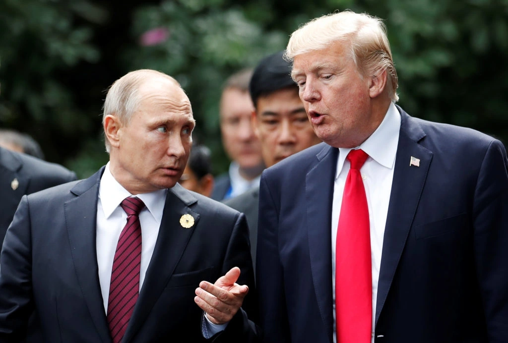Tổng thống Putin và Trump trao đổi tại hội nghị APEC 2017 ở Việt Nam (Ảnh: Reuters)