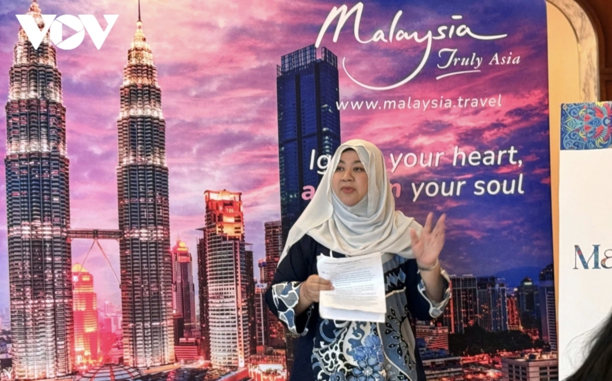  Amirah Nadiah Mazlan, new Director of the Malaysia Tourism Promotion Board of the Office in Ho Chi Minh City, adderesses the event