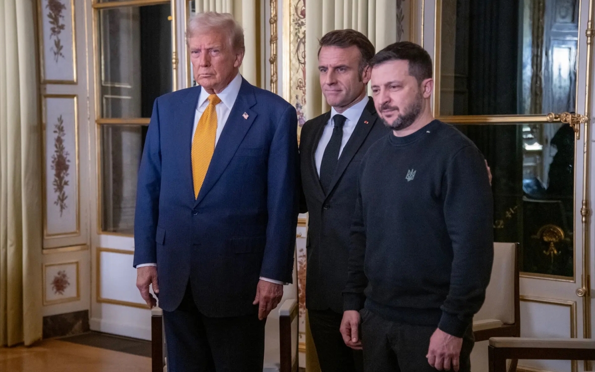 Ông Zelensky (phải) trong một lần gặp gỡ với Tổng thống Mỹ Trump và Tổng thống Pháp Macron. Ảnh: Nytimes.