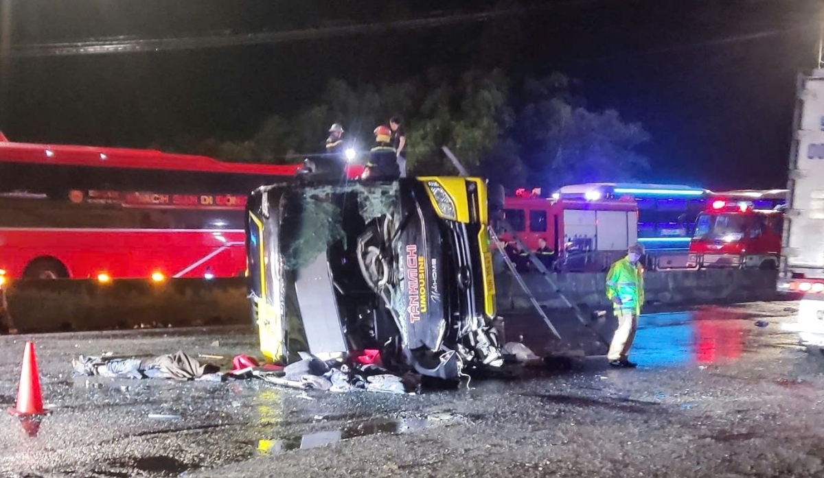 Hiện trường vụ tai nạn đặc biệt nghiêm trọng làm 3 người chết, 26 người bị thương tại tỉnh Phú Yên xảy ra ngày 8/2.