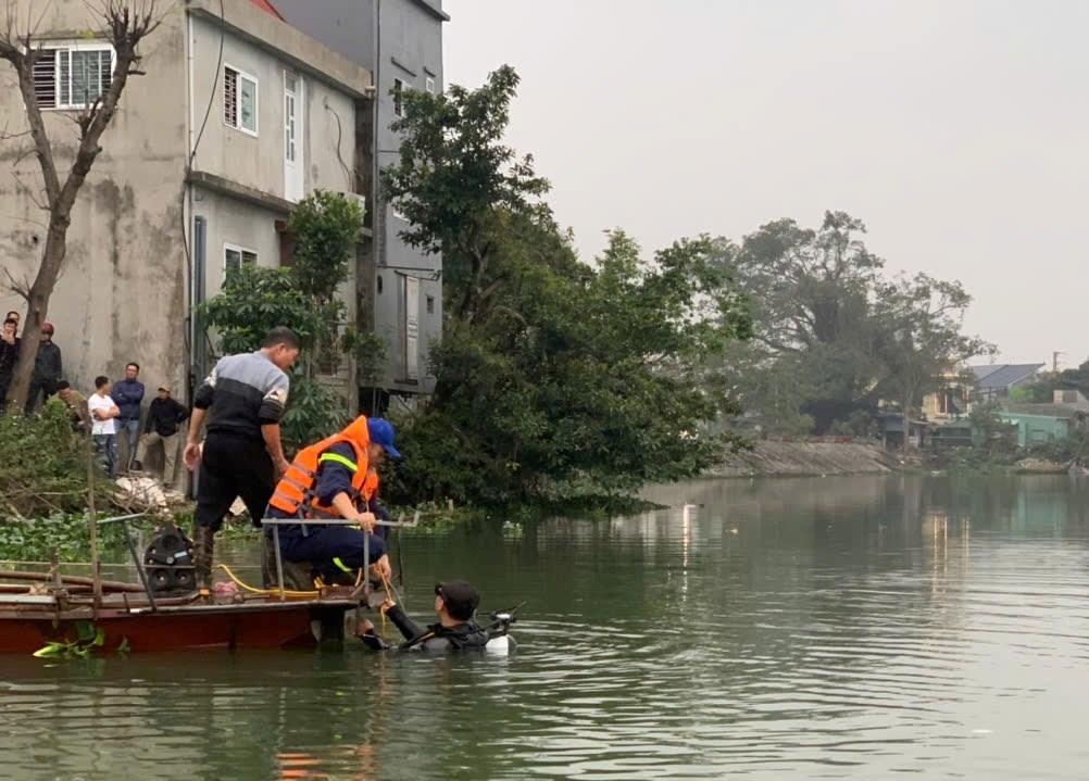 Lực lượng chức năng tổ chức tìm kiếm nạn nhân mất tích. (Ảnh: Công an Hải Phòng)