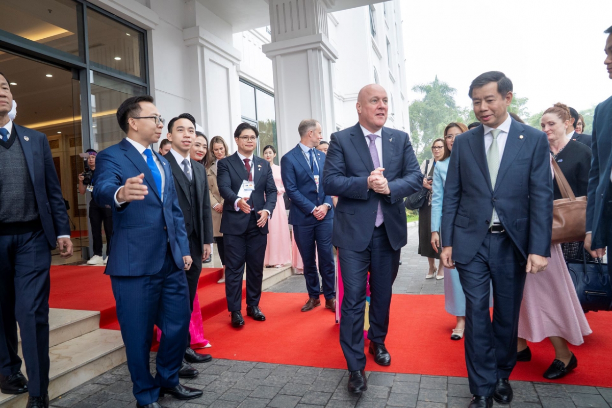 Ông Nguyễn Việt Quang - Phó Chủ tịch kiêm Tổng giám đốc Tập đoàn Vingroup cùng các lãnh đạo Tập đoàn tiếp đón Thủ tướng New Zealand Christopher Luxon