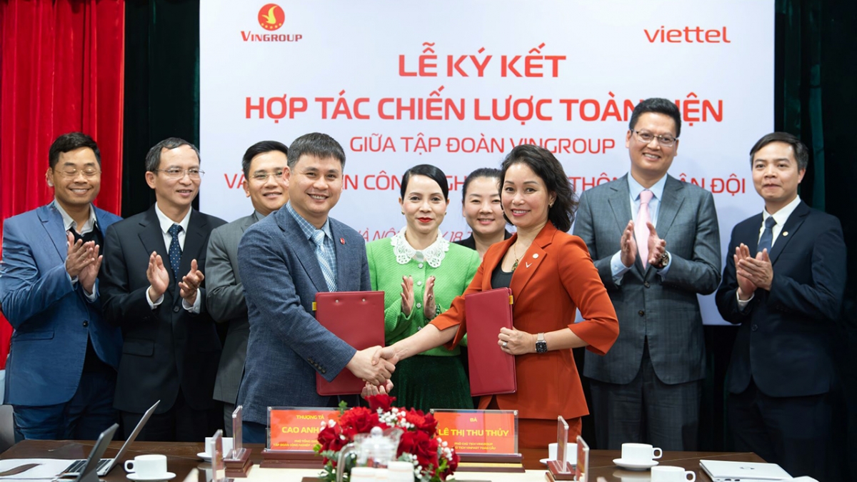 Đại diện Vingroup (bên phải) và Viettel ký kết hợp tác toàn diện thúc đẩy chuyển đổi xanh
và chuyển đổi số doanh nghiệp