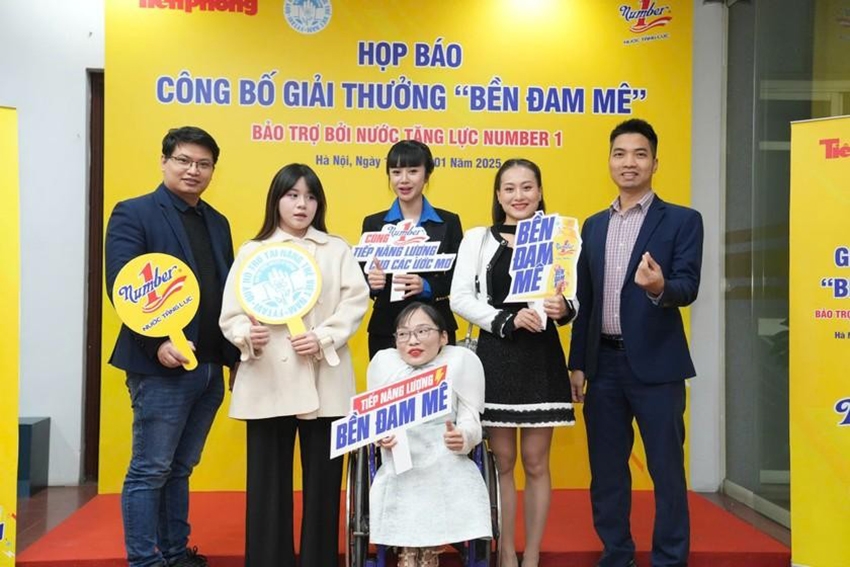 PGS. TS Trương Thanh Tùng (ngoài cùng bên trái) và các Gương mặt trẻ Việt Nam tiêu biểu qua các năm