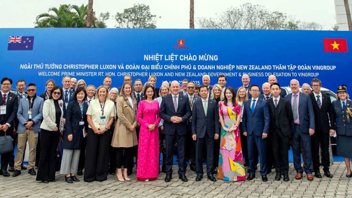 Thủ tướng cùng đoàn đại biểu Chính phủ và doanh nghiệp New Zealand chụp ảnh lưu niệm ghi dấu chuyến thăm và làm việc tại Tập đoàn Vingroup