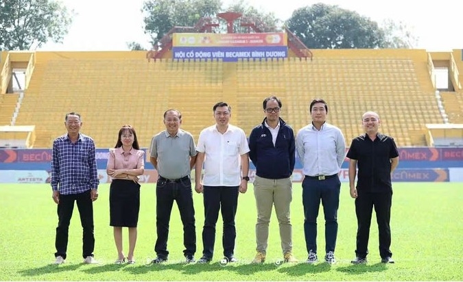 A working group of the AFC survey Binh Duong Stadium (Photo: baogiaothong.vn)
