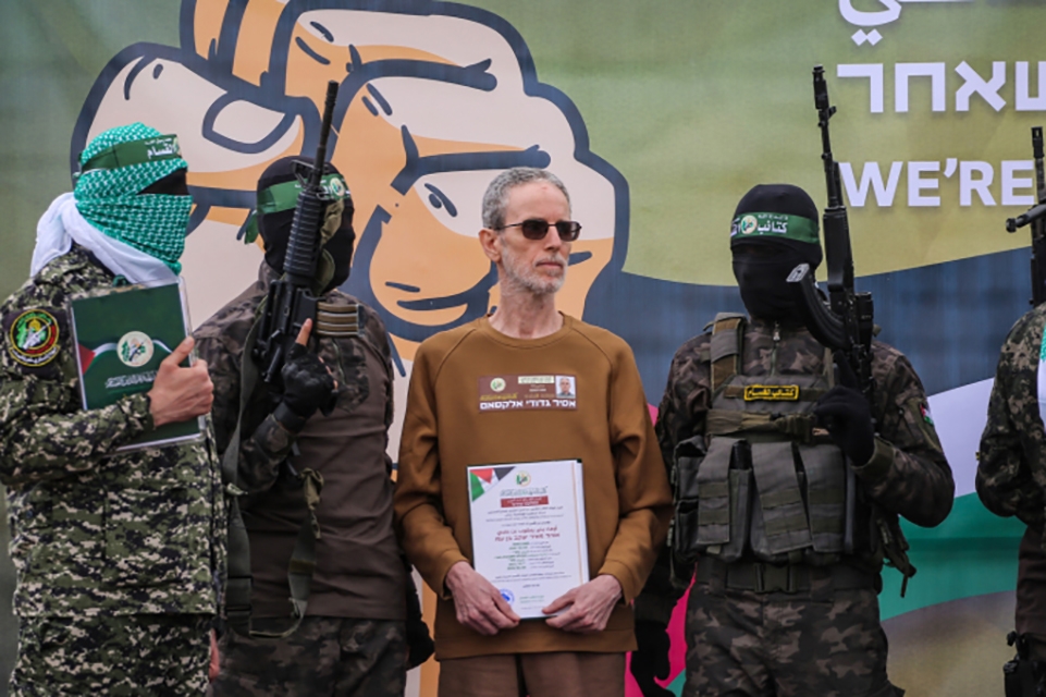 Hamas bàn giao con tin cho Hội Chữ thập Đỏ ở Deir el-Balah, miền trung Gaza ngày 8/2. Ảnh: AFP