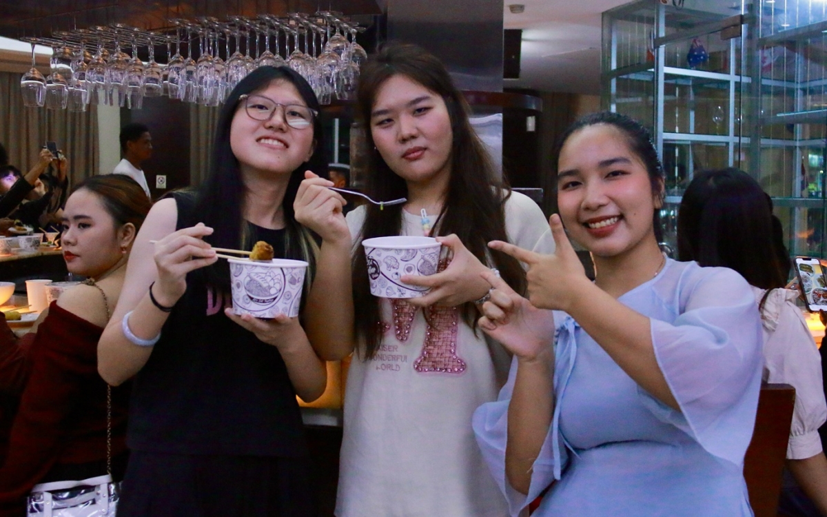 Bạn bè Indonesia thích thú món phở Việt do Bảo Ngọc (bìa phải) giới thiệu.