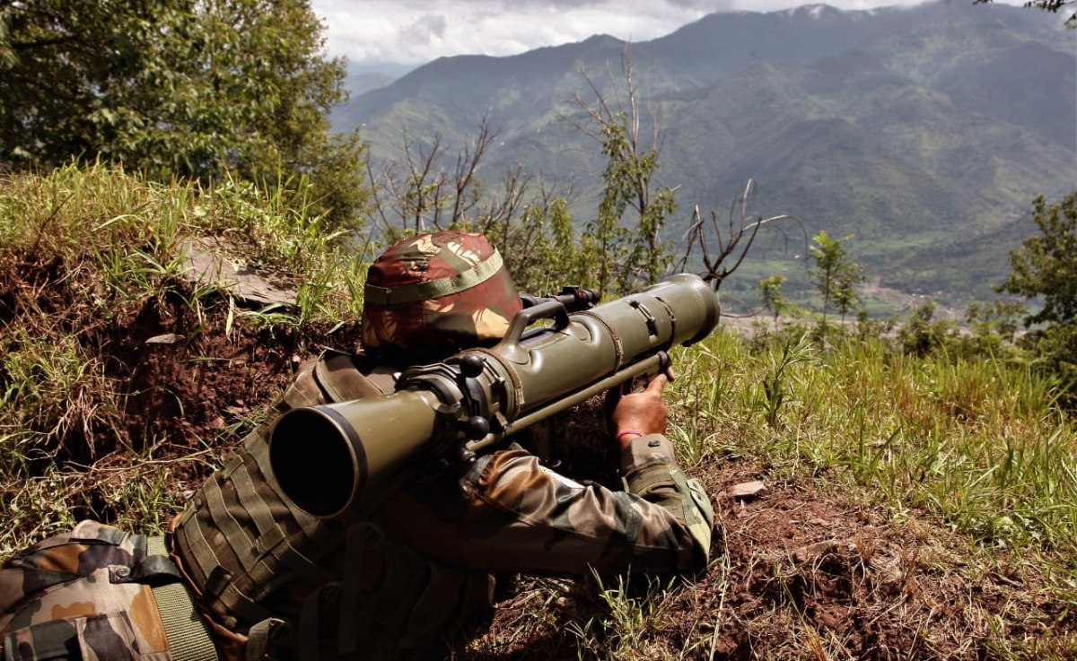 Binh lính Ấn Độ tuần tra gần Đường kiểm soát (LOC) với Pakistan tại Poonch ngày 13/2 (Ảnh: ANI)