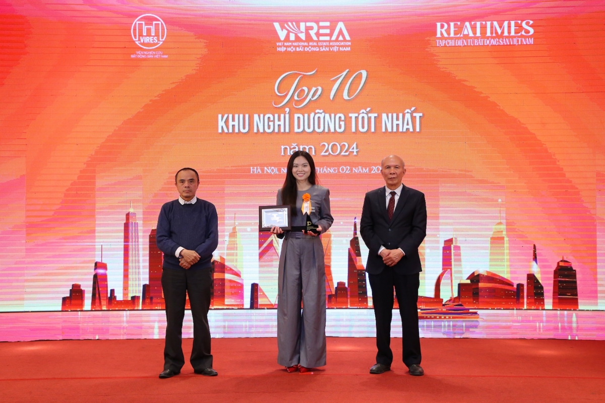 Đại diện Văn Phú - Invest nhận giải thưởng Top 10 khu nghỉ dưỡng tốt nhất 2024 dành cho dự án Vlasta - Sầm Sơn