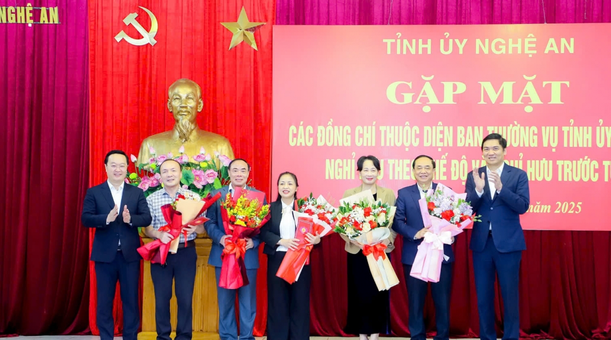 Lãnh đạo Tỉnh ủy Nghệ An tặng hoa cho các cán bộ tự nguyện nghỉ hưu trước tuổi.