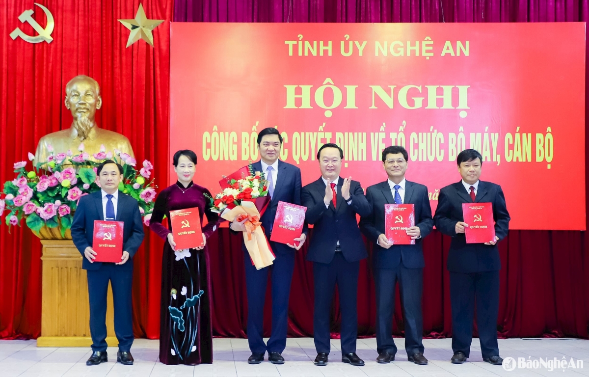  Trao quyết định thành lập Đảng bộ Các cơ quan Đảng tỉnh Nghệ An nhiệm kỳ 2020 - 2025.  Ảnh: BNA