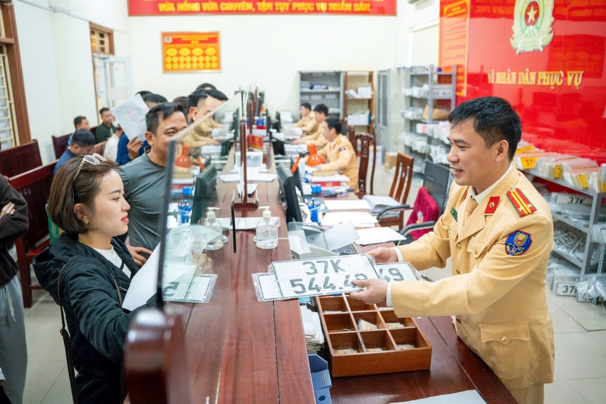 Người dân làm thủ tục đăng ký tại Phòng Cảnh sát giao thông, Công an tỉnh Nghệ An. Ảnh: Nguyễn Đạo