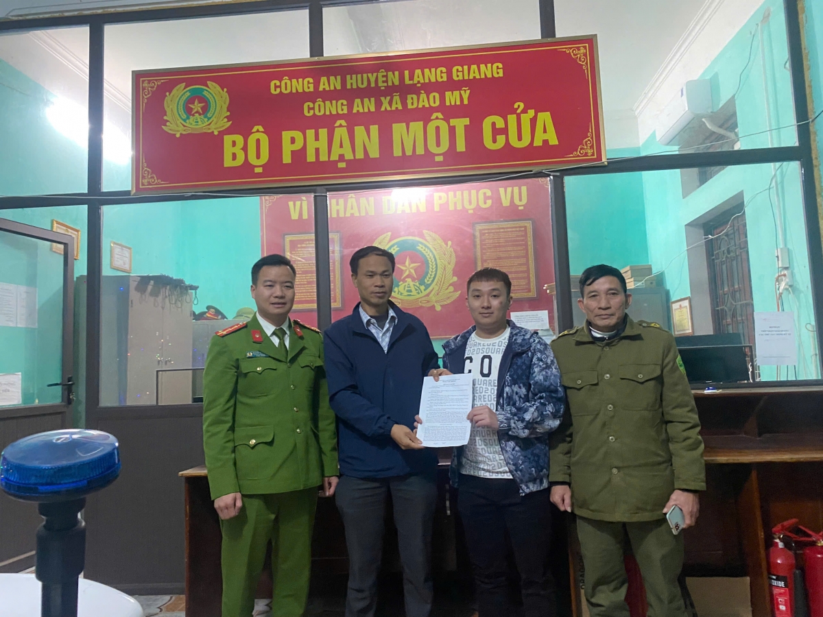 Công an xã hỗ trợ người dân nhận lại số tiền chuyển khoản nhầm