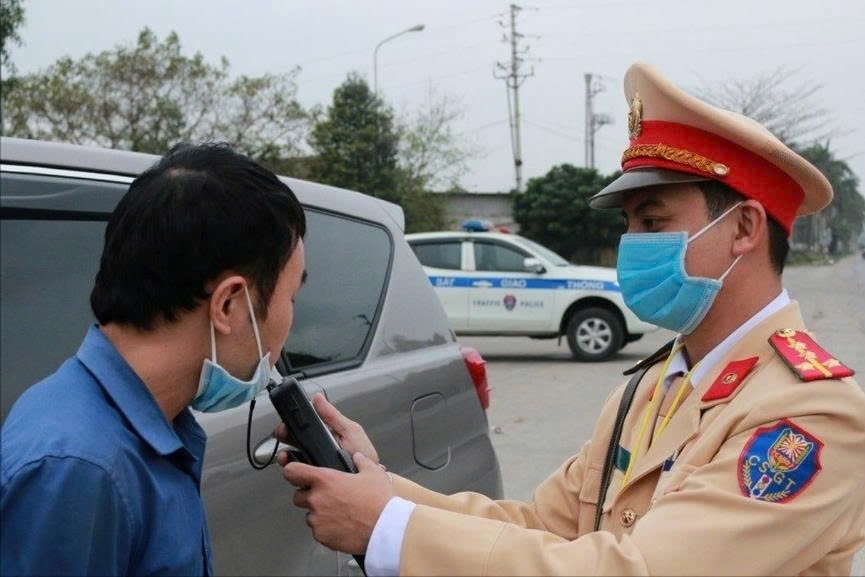 CSGT tỉnhNghệ An kiểm tra nồng độ cồn người điều khiển phương tiện.