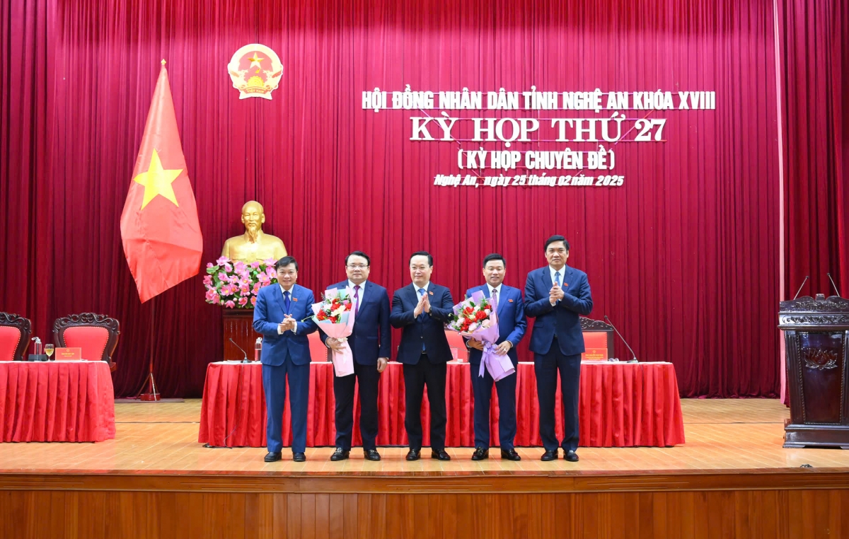 Lãnh đạo tỉnh Nghệ An chúc mừng ông Phùng Thành Vinh và ông Hoàng Phú Hiền