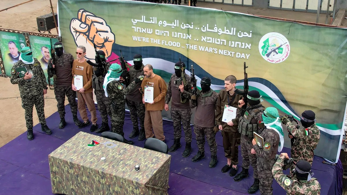 Ba con tin Israel được Hamas phóng thích ngày 8/2 - Ảnh: AP