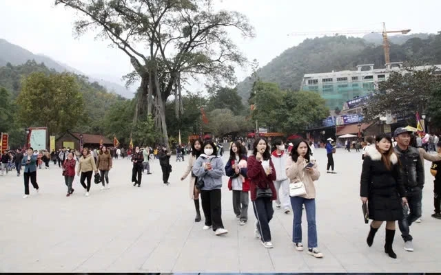 Công trình phá vỡ cảnh quan và kiến trúc xung quang Đền Thõng.