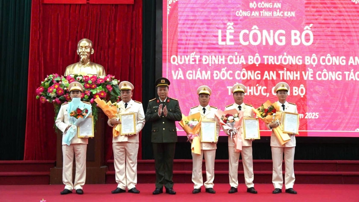 Đại tá Hà Văn Tuyên, Giám đốc Công an tỉnh Bắc Kạn trao quyết định bố trí, điều động đối với cán bộ