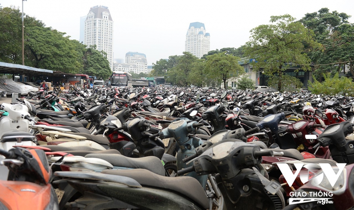 Hàng nghìn chiếc xe máy tồn đọng, hoang phê tại bãi giữ xe trên đường Lê Quang Đạo, Hà Nội